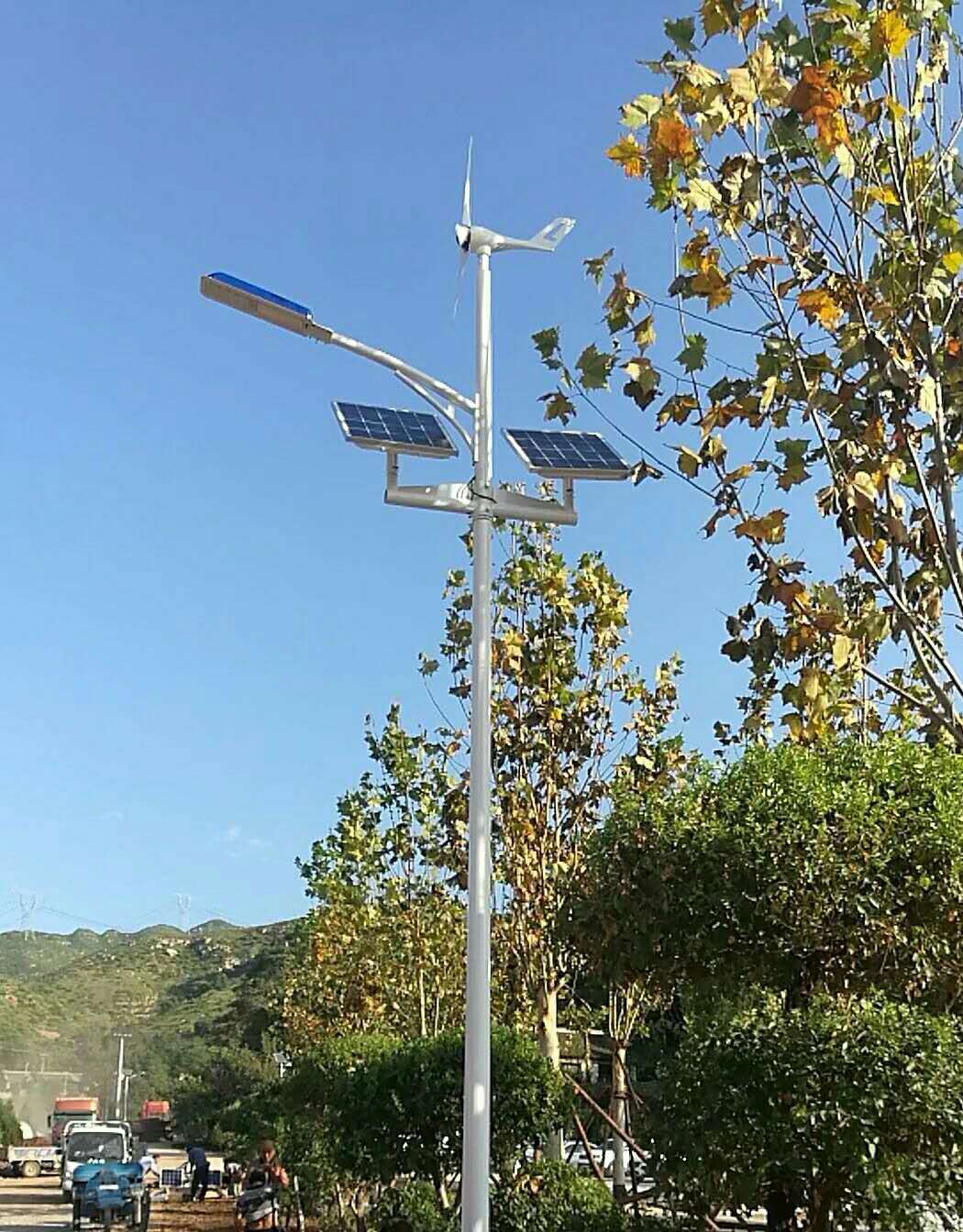 南京歐陸300W風光互補發(fā)電機成功應用在城市道路上.jpg