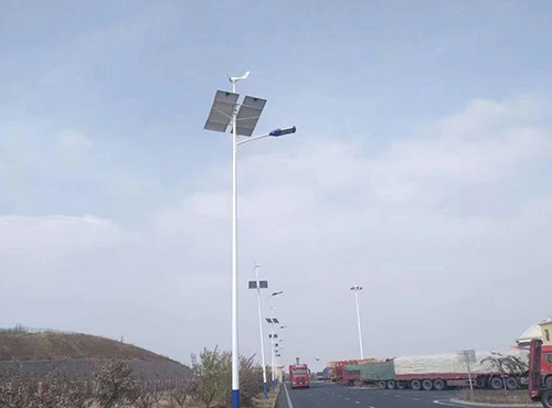 南京歐陸電氣風(fēng)光互補(bǔ)照明系統(tǒng)，設(shè)備配置功率300W