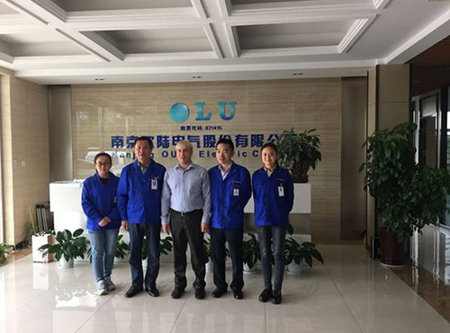 俄羅斯客戶伊戈?duì)栆恍袌A滿完成對歐陸電氣的考察